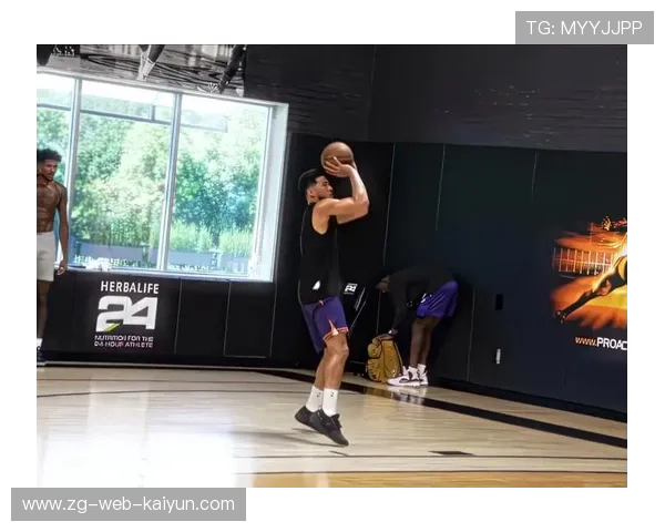 布克脚步训练极致顺滑,后仰跳投美如画 布克脚步训练极致顺滑,后仰跳投美如画